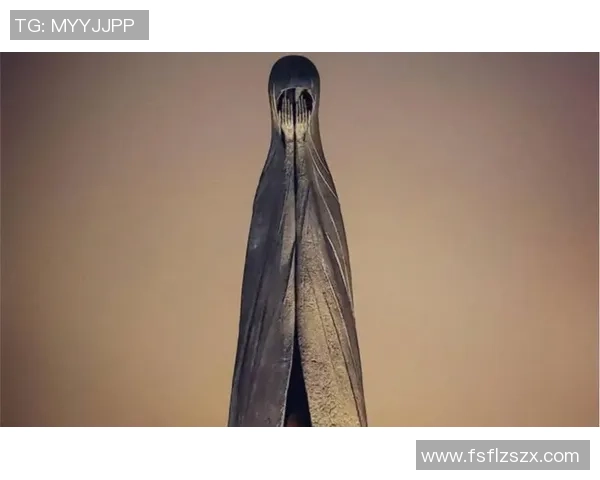 足球传奇雕塑：致敬伟大球星的永恒纪念与艺术呈现